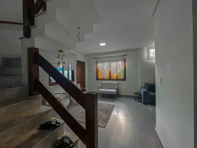 Casa - Sobrado com 5 quartos (sendo 2 suite(s)) a 700,00 metros praia.