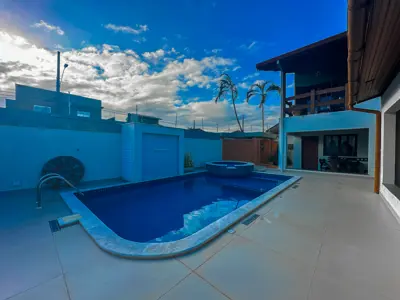Casa - Sobrado com 5 quartos (sendo 2 suite(s)) a 700,00 metros praia.