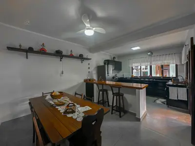 Casa - Sobrado com 5 quartos (sendo 2 suite(s)) a 700,00 metros praia.
