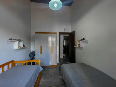 Casa - Sobrado com 5 quartos (sendo 2 suite(s)) a 700,00 metros praia.