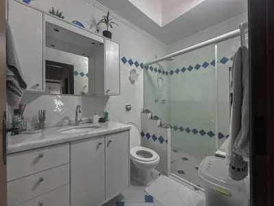 Casa - Sobrado com 5 quartos (sendo 2 suite(s)) a 700,00 metros praia.
