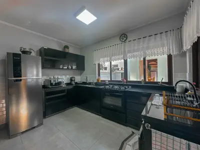 Casa - Sobrado com 5 quartos (sendo 2 suite(s)) a 700,00 metros praia.