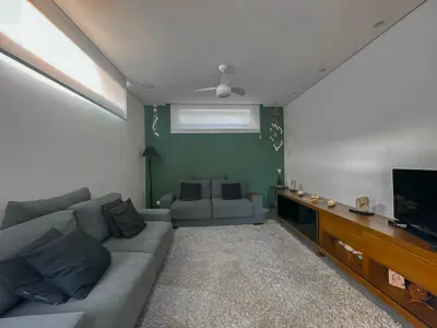 Casa - Sobrado com 5 quartos (sendo 2 suite(s)) a 700,00 metros praia.