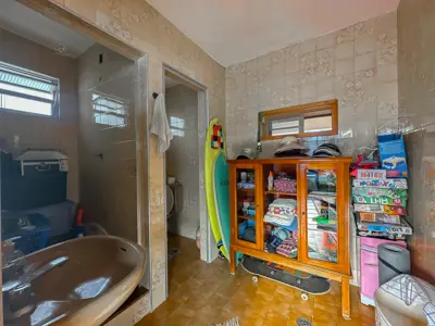 Casa - Sobrado com 5 quartos (sendo 2 suite(s)) a 700,00 metros praia.