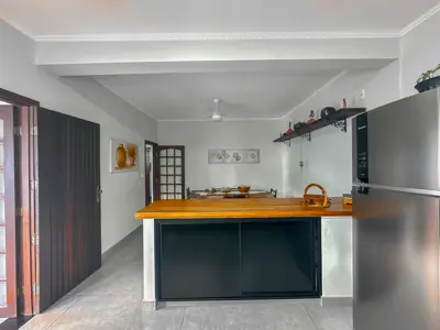 Casa - Sobrado com 5 quartos (sendo 2 suite(s)) a 700,00 metros praia.