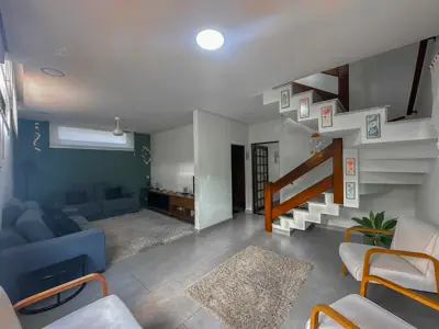 Casa - Sobrado com 5 quartos (sendo 2 suite(s)) a 700,00 metros praia.