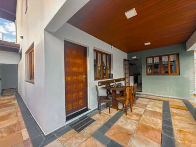 Casa - Sobrado com 5 quartos (sendo 2 suite(s)) a 700,00 metros praia.
