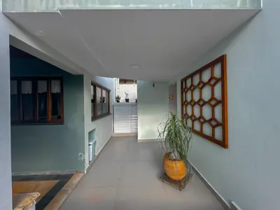 Casa - Sobrado com 5 quartos (sendo 2 suite(s)) a 700,00 metros praia.