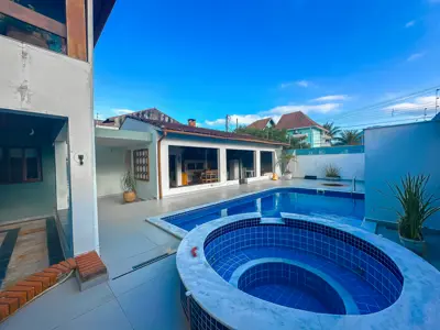 Casa - Sobrado com 5 quartos (sendo 2 suite(s)) a 700,00 metros praia.