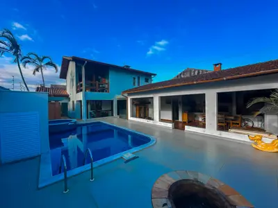 Casa - Sobrado com 5 quartos (sendo 2 suite(s)) a 700,00 metros praia.