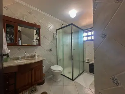 Casa - Sobrado com 5 quartos (sendo 2 suite(s)) a 700,00 metros praia.