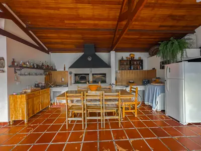 Casa - Sobrado com 5 quartos (sendo 2 suite(s)) a 700,00 metros praia.