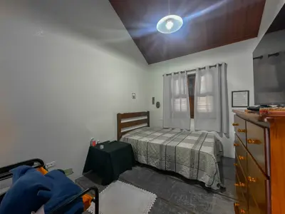 Casa - Sobrado com 5 quartos (sendo 2 suite(s)) a 700,00 metros praia.
