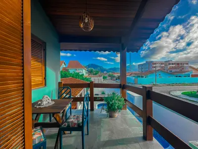 Casa - Sobrado com 5 quartos (sendo 2 suite(s)) a 700,00 metros praia.