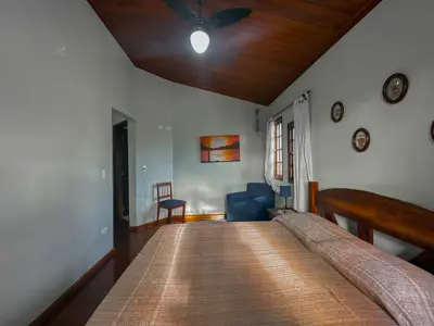Casa - Sobrado com 5 quartos (sendo 2 suite(s)) a 700,00 metros praia.