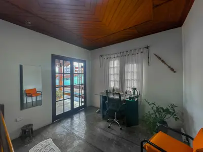 Casa - Sobrado com 5 quartos (sendo 2 suite(s)) a 700,00 metros praia.