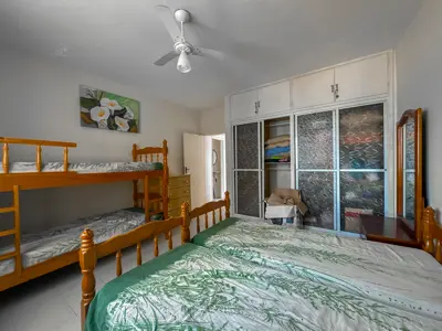 Apartamento - Alto com 3 quartos (sendo 1 suite(s)) a 10,00 metros praia.