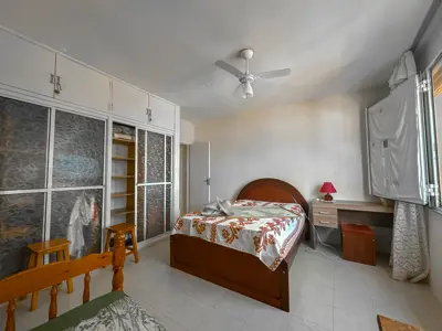 Apartamento - Alto com 3 quartos (sendo 1 suite(s)) a 10,00 metros praia.