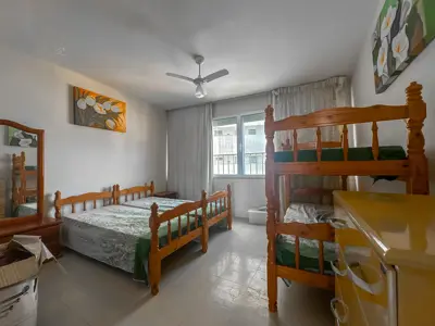 Apartamento - Alto com 3 quartos (sendo 1 suite(s)) a 10,00 metros praia.