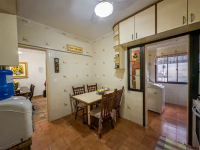 Apartamento - Amplo com 2 quartos (sendo 1 suite(s)) a 350,00 metros praia.