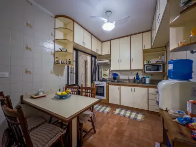 Apartamento - Amplo com 2 quartos (sendo 1 suite(s)) a 350,00 metros praia.