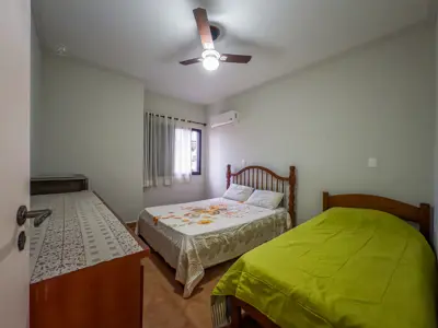 Apartamento - Amplo com 2 quartos (sendo 1 suite(s)) a 350,00 metros praia.