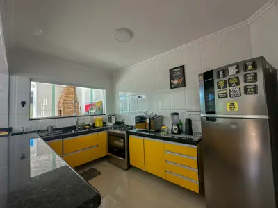 Casa - Sobrado com 3 quartos (sendo 2 suite(s)) a 200,00 metros praia.