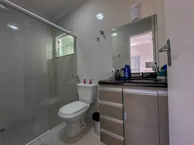 Casa - Sobrado com 3 quartos (sendo 2 suite(s)) a 200,00 metros praia.