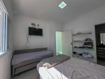 Casa - Sobrado com 3 quartos (sendo 2 suite(s)) a 200,00 metros praia.