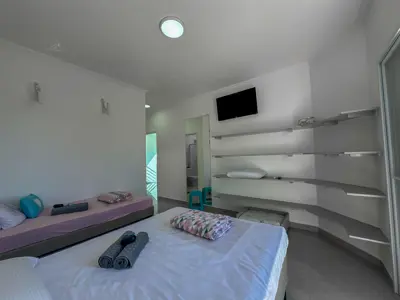 Casa - Sobrado com 3 quartos (sendo 2 suite(s)) a 200,00 metros praia.