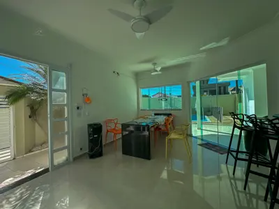 Casa - Sobrado com 3 quartos (sendo 2 suite(s)) a 200,00 metros praia.