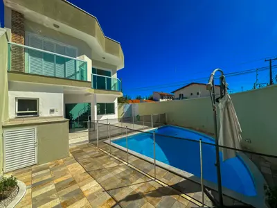 Casa - Sobrado com 3 quartos (sendo 2 suite(s)) a 200,00 metros praia.