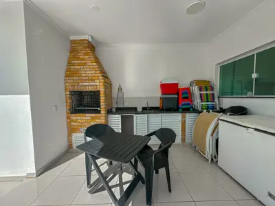 Casa - Sobrado com 3 quartos (sendo 2 suite(s)) a 200,00 metros praia.