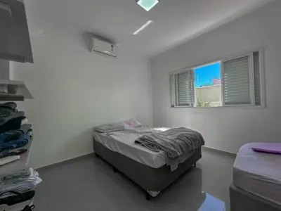 Casa - Sobrado com 3 quartos (sendo 2 suite(s)) a 200,00 metros praia.