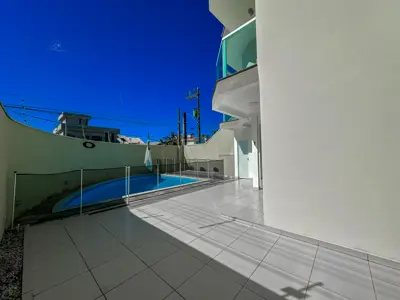Casa - Sobrado com 3 quartos (sendo 2 suite(s)) a 200,00 metros praia.