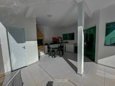 Casa - Sobrado com 3 quartos (sendo 2 suite(s)) a 200,00 metros praia.