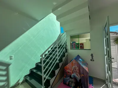 Casa - Sobrado com 3 quartos (sendo 2 suite(s)) a 200,00 metros praia.