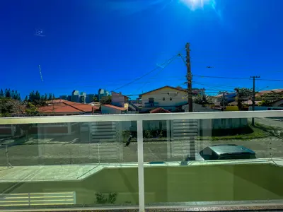 Casa - Sobrado com 3 quartos (sendo 2 suite(s)) a 200,00 metros praia.