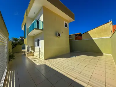 Casa - Sobrado com 3 quartos (sendo 2 suite(s)) a 200,00 metros praia.