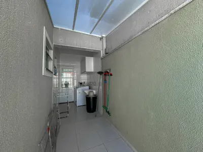 Casa - Sobrado com 3 quartos (sendo 2 suite(s)) a 200,00 metros praia.