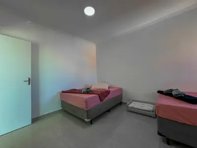 Casa - Sobrado com 3 quartos (sendo 2 suite(s)) a 200,00 metros praia.