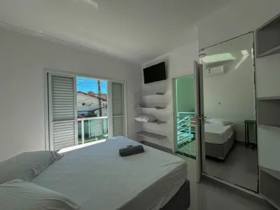 Casa - Sobrado com 3 quartos (sendo 2 suite(s)) a 200,00 metros praia.
