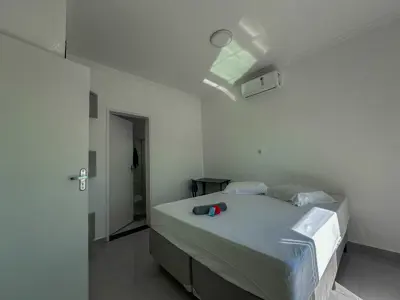 Casa - Sobrado com 3 quartos (sendo 2 suite(s)) a 200,00 metros praia.
