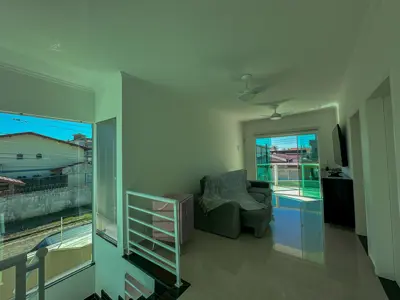 Casa - Sobrado com 3 quartos (sendo 2 suite(s)) a 200,00 metros praia.
