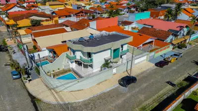 Casa - Sobrado com 3 quartos (sendo 2 suite(s)) a 200,00 metros praia.