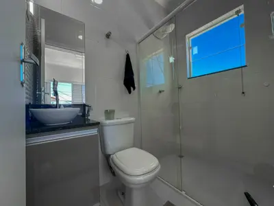 Casa - Sobrado com 3 quartos (sendo 2 suite(s)) a 200,00 metros praia.
