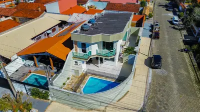Casa - Sobrado com 3 quartos (sendo 2 suite(s)) a 200,00 metros praia.