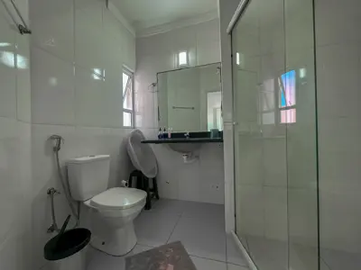 Casa - Sobrado com 3 quartos (sendo 2 suite(s)) a 200,00 metros praia.