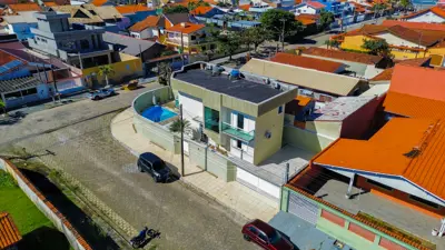 Casa - Sobrado com 3 quartos (sendo 2 suite(s)) a 200,00 metros praia.