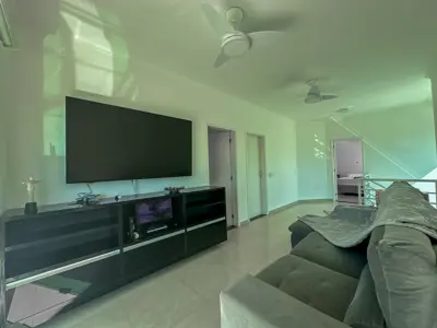 Casa - Sobrado com 3 quartos (sendo 2 suite(s)) a 200,00 metros praia.
